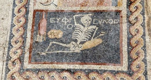 Budi veseo, uživaj u životu poručuje kostur s mozaika starog 2400 godina