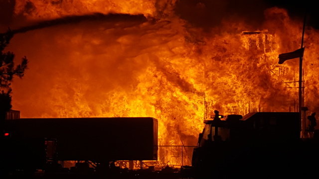 Arizona: Vatrogasac povrijeđen u ogromnom požaru koji je zahvatio gradilište u Gilbertu