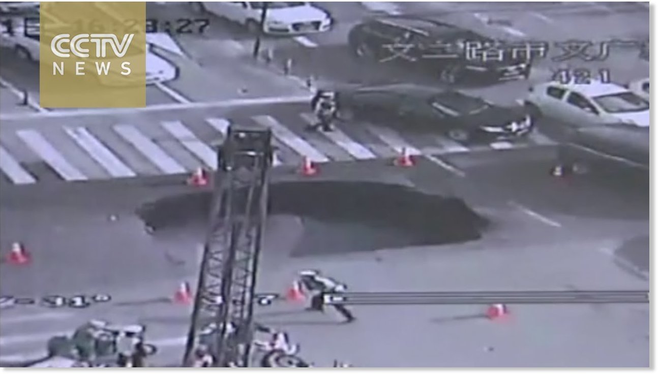 Kineski policajac spašava vozače od pada u rupu jer je primjetio pukotinu na cesti