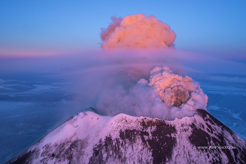 Vulkan Ključevska Sopka, na istoku Rusije, izbacuje pepeo kilometrima uvis