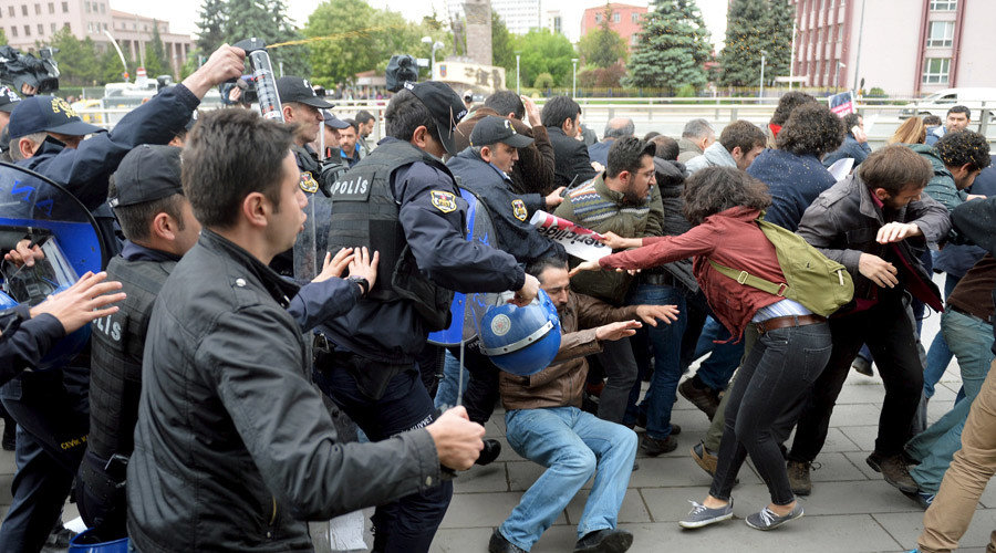 Turska policija rastjerala demonstrante koji su protestirali protiv vladinog prijedloga da se uvede vjerski ustav