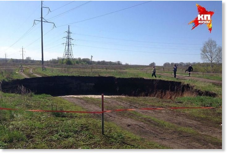 Ogromna rupa otvorila se u blizini prometne autoceste u Ufa, Rusija