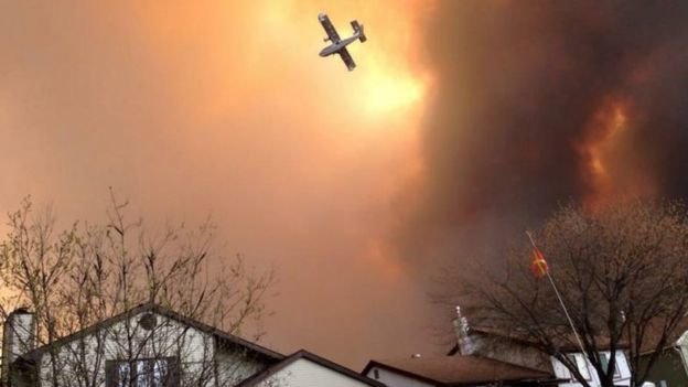 Zbog ogromnog požara naređena evakuacija stanovnika grada u Kanadi