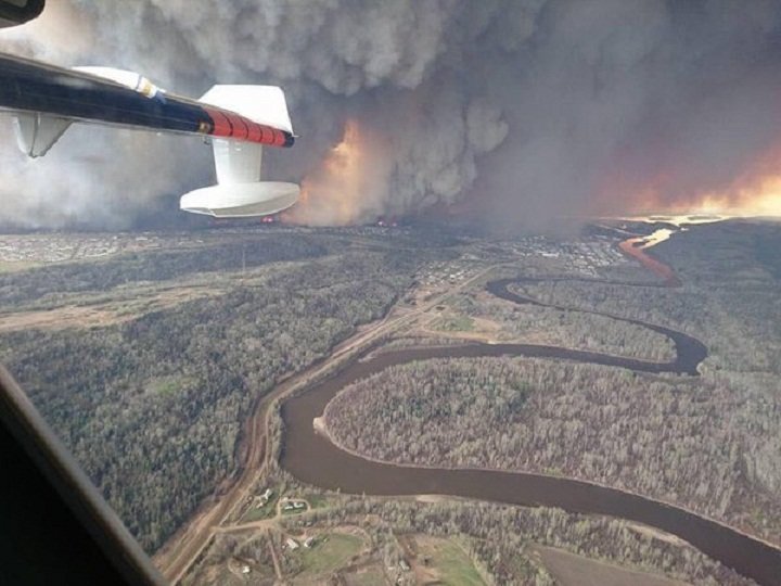 Kanada: Vanredno stanje u Alberti zbog požara: Više od 88.000 ljudi pobjeglo, izgorjelo 1600 objekata, vatra se i dalje nekontrolisano širi