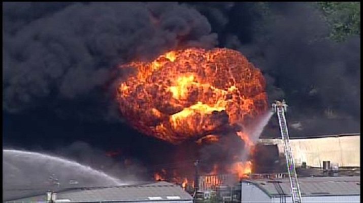 Hjuston: Požar je uzrokovao eksplozije u kompleksu skladišta, gore velike količine hemikalija