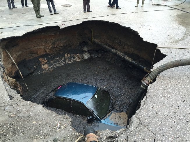 Ankara: Rupa duboka tri metra progutala parkirani automobil