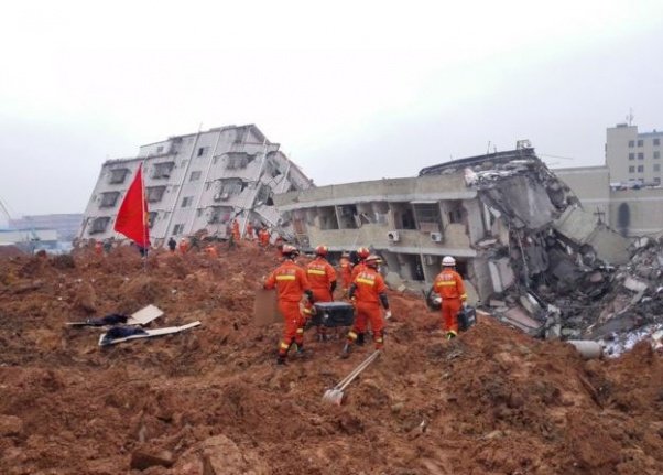 U Kini 34 radnika nastradalo u klizištu kada je 100.000 kubnih metara stijena i blata zatrpalo  gradilište
