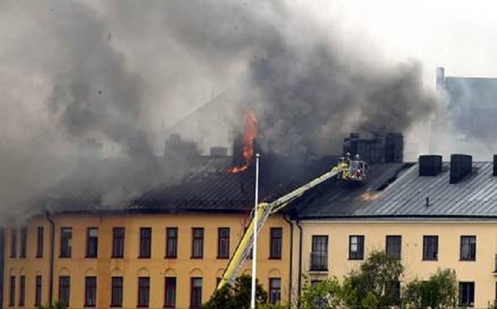 Požar na zgradi u Stockholmu, zbog jakog vjetra otežano gašenje