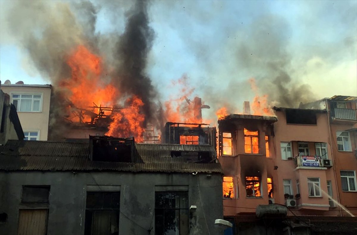 U Istanbulu požar uništio nekoliko zgrada