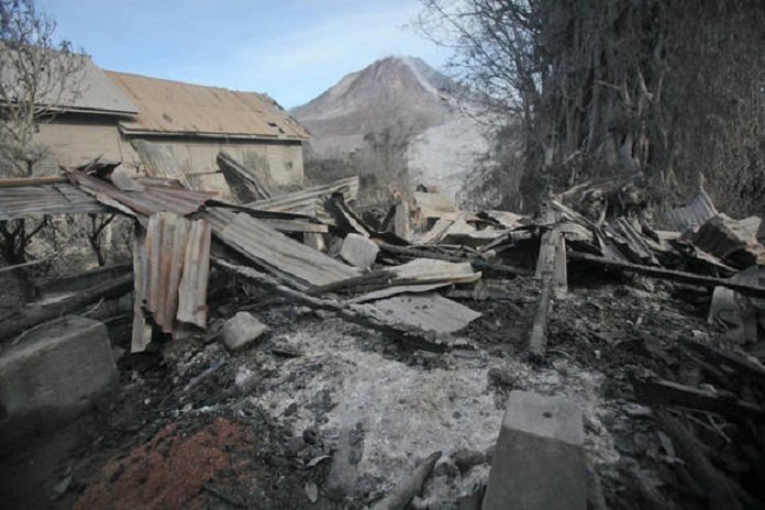 Erupcija vulkana Sinabung: Od vrelih para i pepela najmanje 6 ljudi stradalo, strahuje se da bi broj žrtava mogao rasti