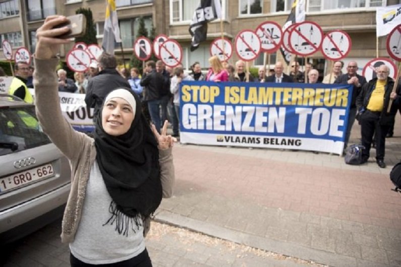 Belgija: Mlada muslimanka pozirala ispred antiislamskog skupa u Antverpenu