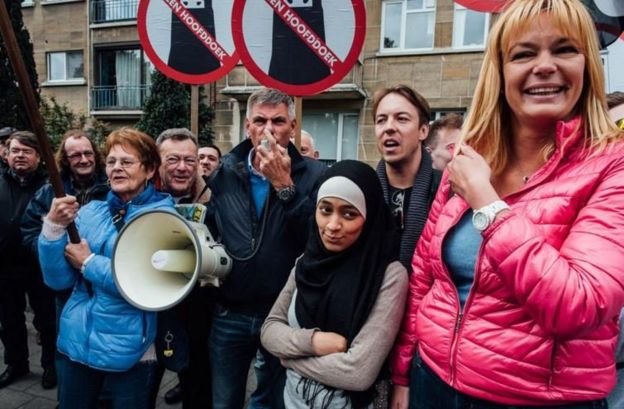 Belgija: Mlada muslimanka pozirala ispred antiislamskog skupa u Antverpenu