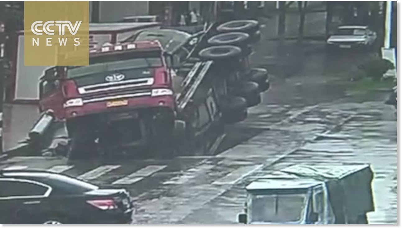 U rupu, koja se otvorila na kineskoj cesti, propao kamion sa cementom