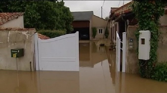 Poplave u dijelovima Francuske: Voda nosi automobile, veliki broj kuća skroz poplavljen
