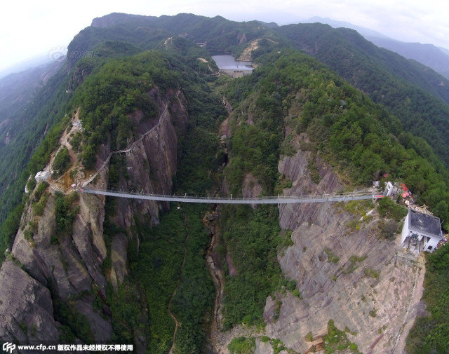 Most u oblacima: Veliki stakleni most u Kini otvara se za najhrabrije