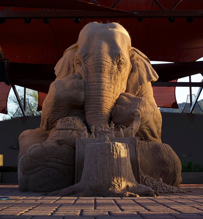Slon i miš igraju šah, prekrasna pješčana skulptura
