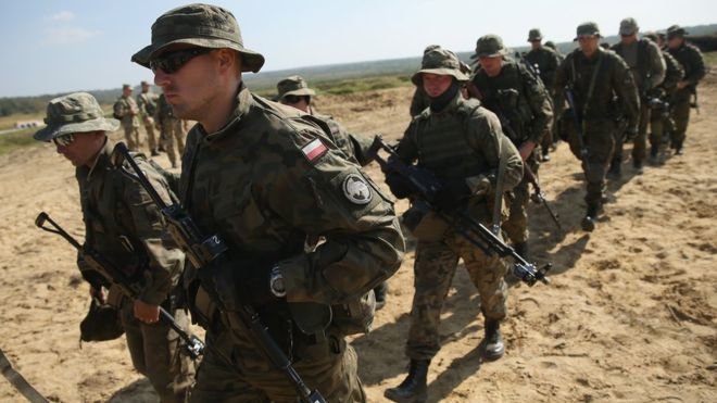 Iako je već godinama članica NATO-a, Poljska je odlučila u svoj sigurnosni sustav uvesti i teritorijalnu obranu, odnosno “koncept naoružanog naroda” kakav je svojedobno postojao i u nekadašnjoj Jugoslaviji. 