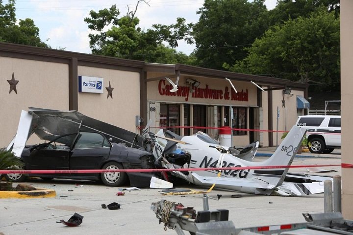 3 osobe poginule kada se mali avion srušio na parking u neposrednoj blizini zračne luke Houston, Texas