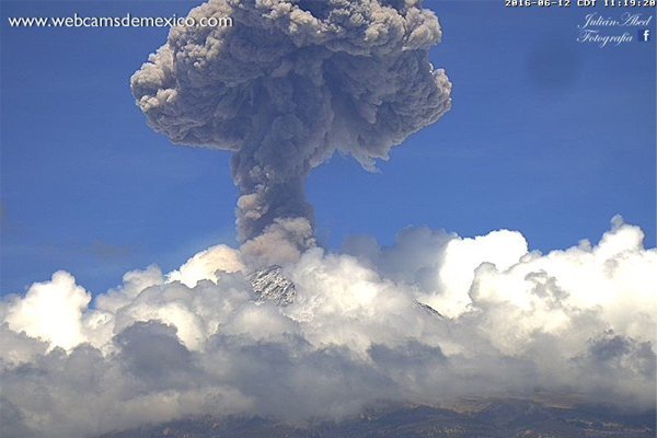 Ova erupcija vulkana Popocatepetl izgleda kao divovska atomske eksplozija