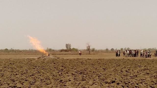 Erupcija 6 metara visokog plamena koji spaljuje okrug Vidisha u Indiji