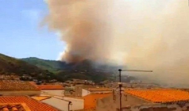 Sicilija: Prevelike vručine i požari koji se šire, jak vjetar ometa gašenje
