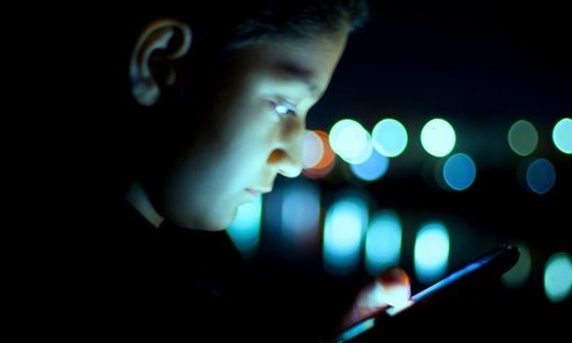Korisnici pametnih telefona privremeno oslijepili zbog gledanja ekrana u mraku