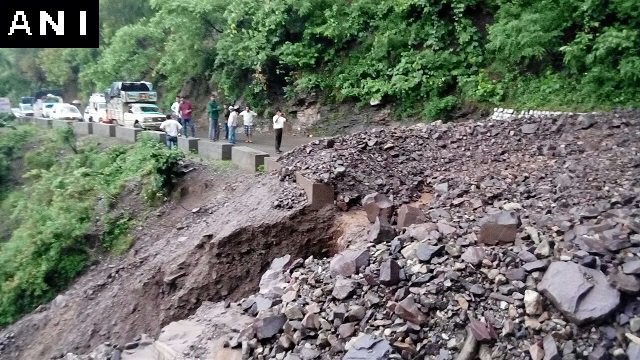 Na sjeveru Indije u bujičnim poplavama poginulo najmanje 5 osoba, a 20 je nestalo