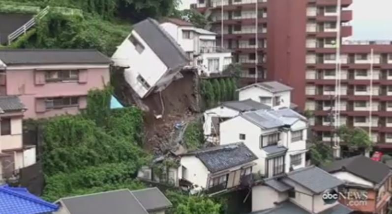 Uhvaćen trenutak rušenja kuće potaknuto klizištem u Nagasakiju, Japan