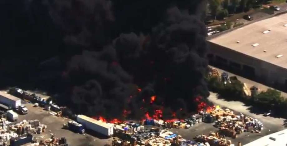 Masivni požar u fabrici za reciklažu u Nju Džerziju, SAD