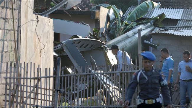 Na seosku kuću indonežanskog ostrva Java srušio se vojni helikopter, 3 osobe poginule 