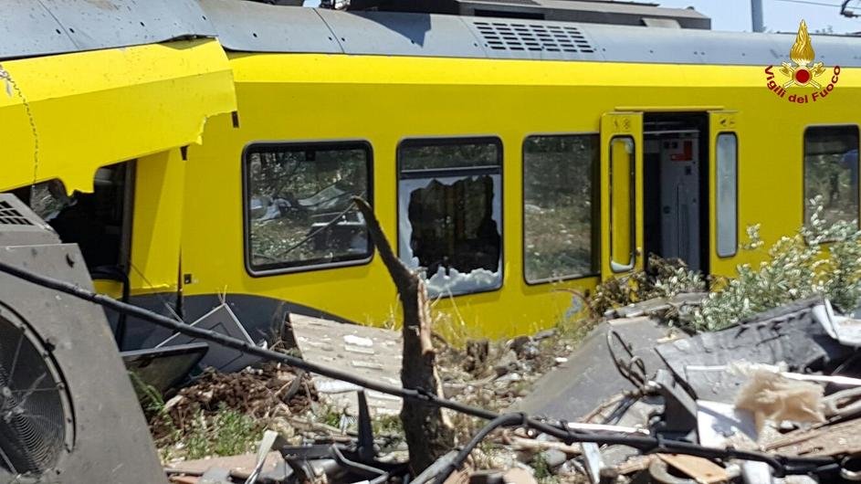 U južnoj Italiji, u direktnom sudaru vlakova, poginule najmanje 22 osobe, desetine ozlijeđene