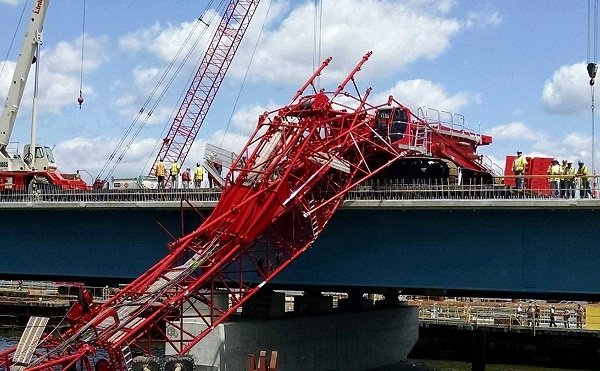 Promet na mostu u New Yorku zatvoren nakon pada krana koji je ozlijedio 5 osoba
