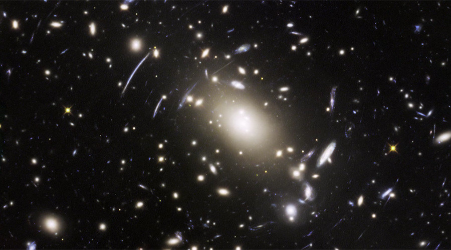 Teleskop Habl snimio spektakularno krivljenje prostora stotina mega udaljenih galaksija