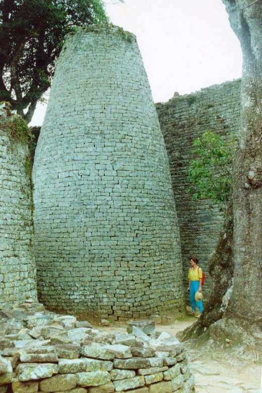 Veliki Zimbabve, tvrđava od gigantskih granitnih blokova najveća struktura od kamena u Africi