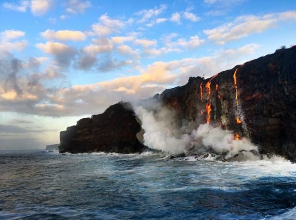 Vulkan Kilauea na Havajima izbacuje lavu u okean