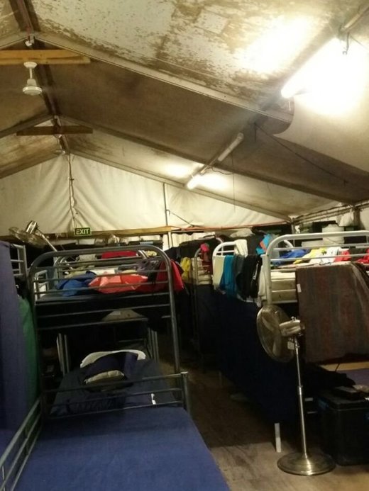 Jedna, hronično bolesna žena, kojoj su se usled bolesti pojavile izrasline na grudima i grlu, ispričala je svoju priču, koja najbolje pokazuju kakvu medicinsku negu imaju migranti. Kako se njeno zdravstevno stanje pogoršavalo, tako su morali da je prebace