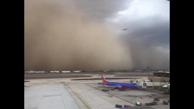 Jako nevrijeme i pješčana oluja u Phoenixu, Arizona