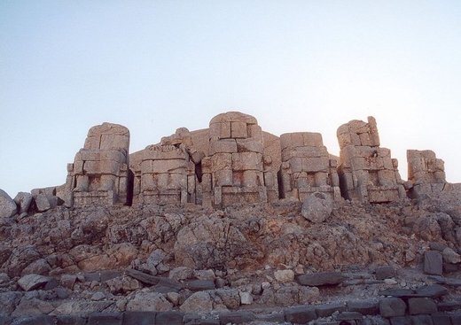 Kolosalne drevne kamene humke na planini Nemrut u Turskoj