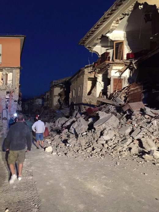 Snažan potres magnitude 6,2 pogodio centralnu Italiju, najmanje 6 osoba poginulo, 3000 zarobljeno u ruševinama