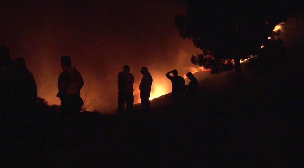 Zbog jakog vjetra požar na grčkom ostrvu Hios širi se u 2 smjera, povrijeđeno 6 osoba
