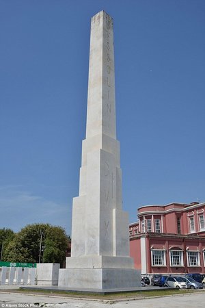 Musolinijeva poruka za budućnost: Pismo skriveno ispod 300 tona teškog obeliska u Rimu