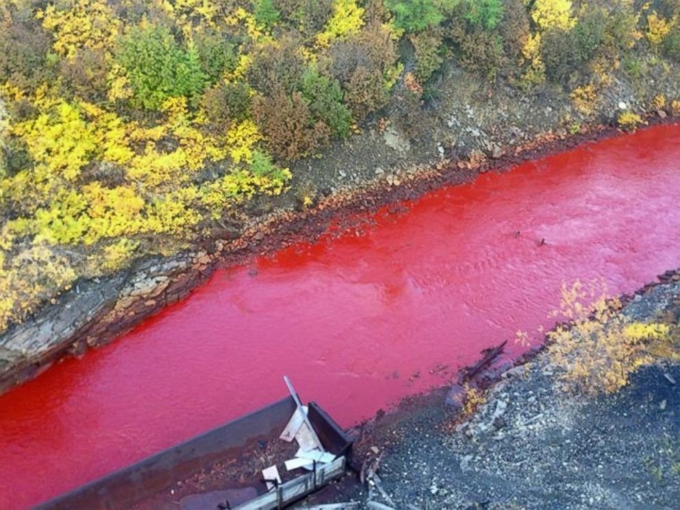 Neobična pojava crvene rijeke u Sibiru