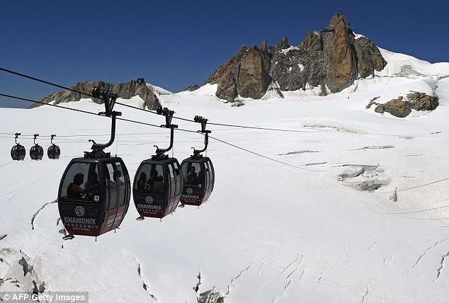 Deseci turista će prenoćiti zarobljeni u žičarama u francuskim Alpama, jaki vjetrovi izazvali mehanički kvar