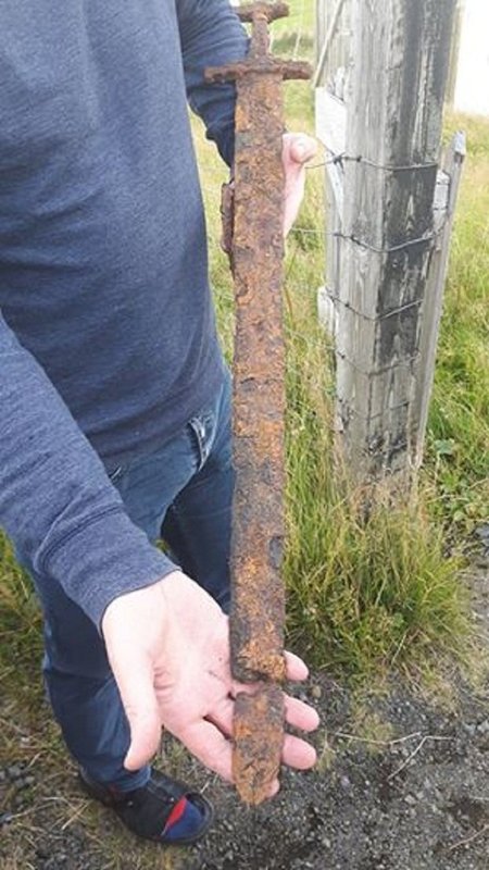 Islandski lovci na guske pronašli drevni vikinški mač