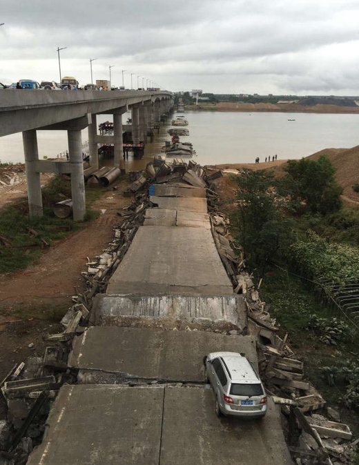 Zatrpana vozila i nepoznat broj ljudi u rušenju mosta u Kini
