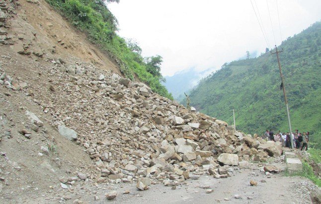 4 osobe poginule, a 14 povrijeđeno u klizištu u planinama na zapadu Nepala