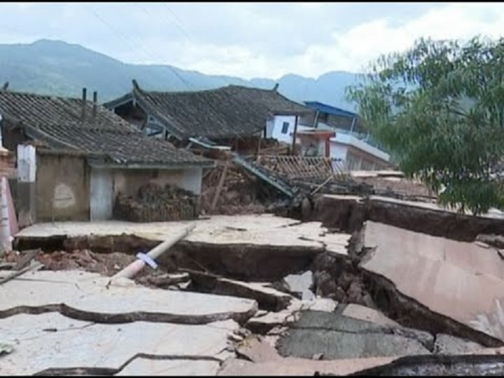Veliko klizište srušilo zgrade i školu, autoput potonuo više od 8 meta u Kini