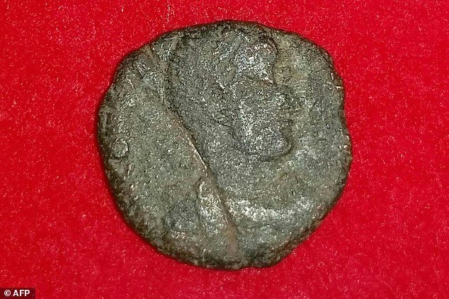 Stari rimski novčići pronađeni u ruševinama dvorca na Okinawi u Japanu