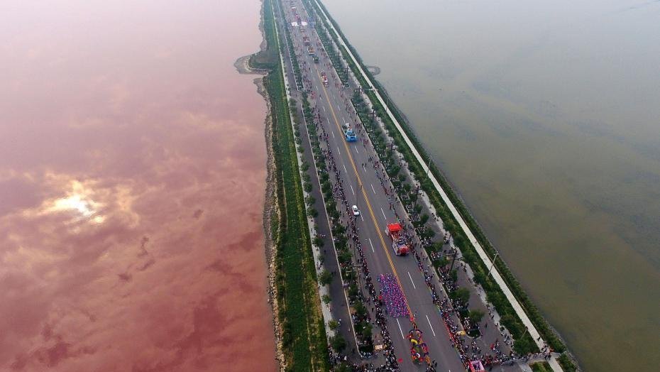 Drevno kinesko jezero postalo je crvene boje