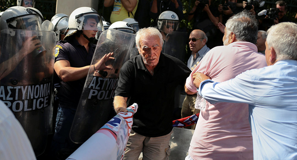 U Atini grčki policajci ispaliti suzavac na penzionere na protestu protiv vladine oštre politike štednje
